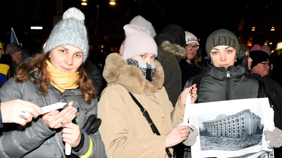 Oleeksandra Sliygarlenko, Kseniya Dmitrenko och Olena Oliferovska Tände var sitt ljus för att hedra offren i Ukraina.