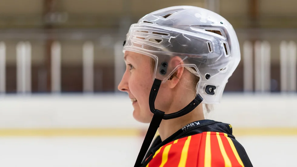 Rosa Lindstedt, lagkapten i Brynäs, med den genomskinliga hjälmen.