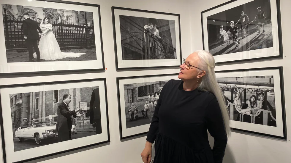 Birgitta Nilsson i Norrköping som började fotografera ganska sent i livet visar bilder av hög kvalitet i traditionen street photography på Konstforum. Utställningstiden är 18 februari till 5 mars.