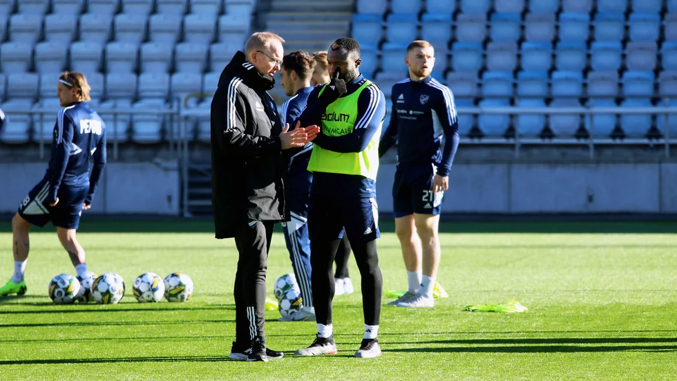 Bubacarr Sanneh och Glen Riddersholm i samspråk under en träning.Enliogt Sport-Expressen ska mittbacken fått beskedet av IFK Norrköping att han inte blir kvar. 