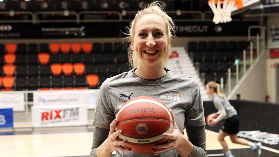 Sofia Pelander återvänder till Dolphins där hon spelat fyra säsonger. "Min familj finns i Finland, men mitt hem är här och jag är oerhört tacksam att det gick att lösa", säger hon till Sporten om flytten som blev av bara timma rinnan transferfönstret stängde.