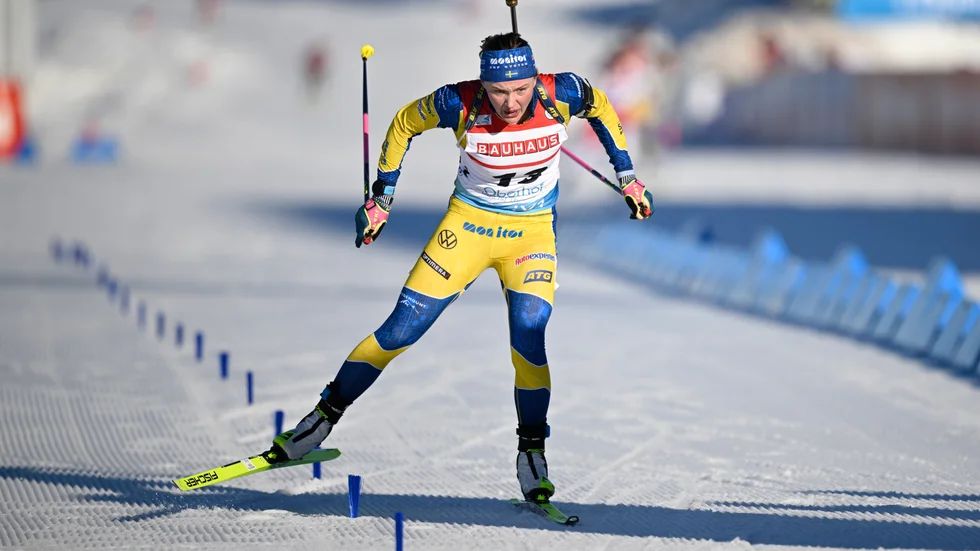 Linn Persson går i mål som tvåa i distansloppet i VM.
