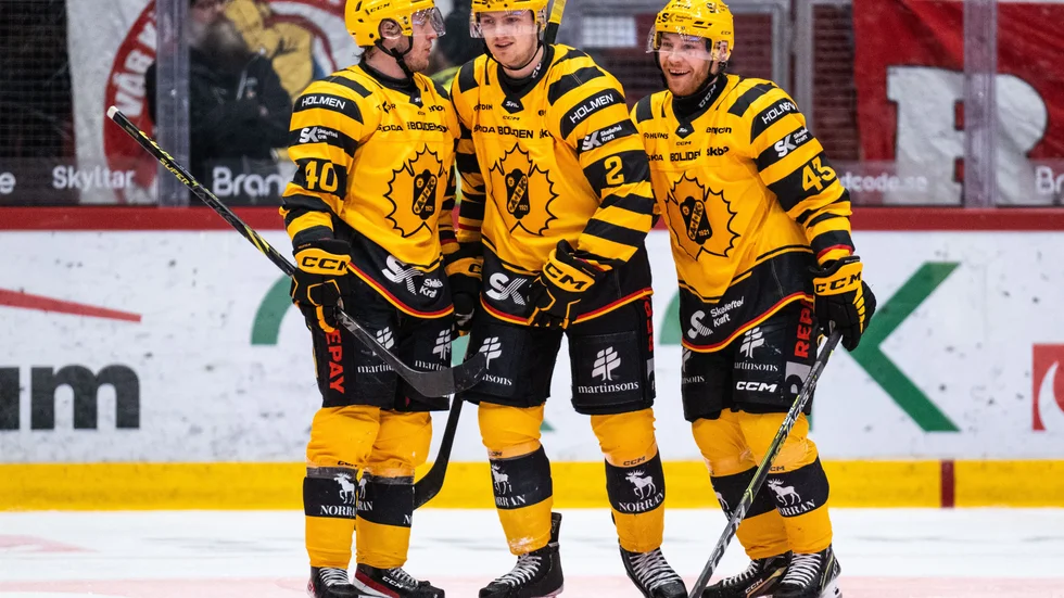 Linus Högberg, mitten, gjorde sin första poäng i AIK-tröjan när han serverade Andreas Wingerli, till vänster, öppet mål efter en offensiv utflykt i mittperioden.