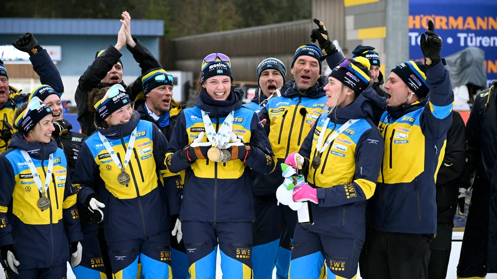 Sveriges damlandslag med bland andra Anna Magnusson, Linn Persson, Hanna Öberg, Elvira Öberg, landslagstränarna Johannes Lukas och Jean-Marc Chabloz jublar med alla medaljer sista dagen av skidskytte-VM i tyska Oberhof.