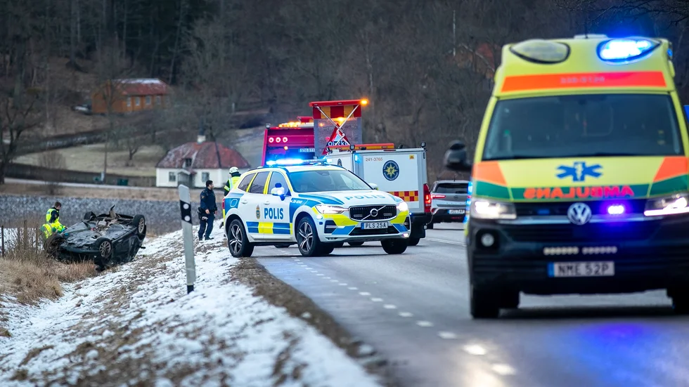 Olycksbilen fick sladd och voltade av vägen.