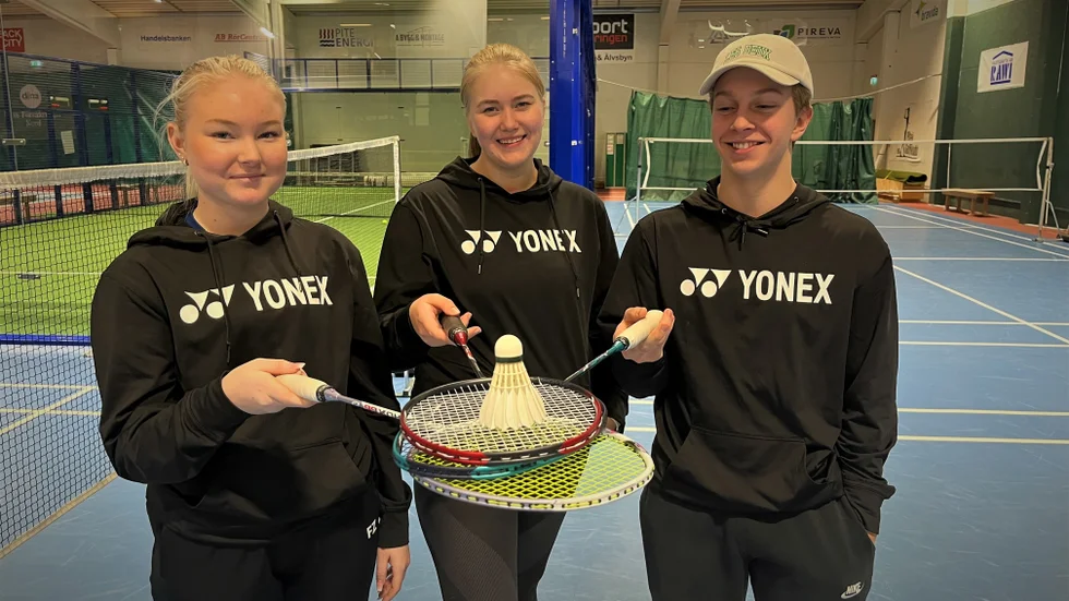 Saga Enqvist, Maja Hansson och Lukas Holmgren är de första eleverna i den nya LIU-satsningen i badminton på Strömbackaskolan.