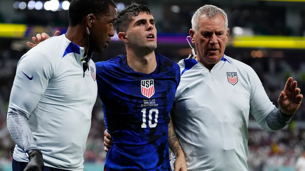 Matchjälten Christian Pulisic skadade sig i USA:s seger mot Iran och är nu, enligt förbundet, "dag för dag". På lördag väntar åttondelsfinal mot Nederländerna för amerikanerna.