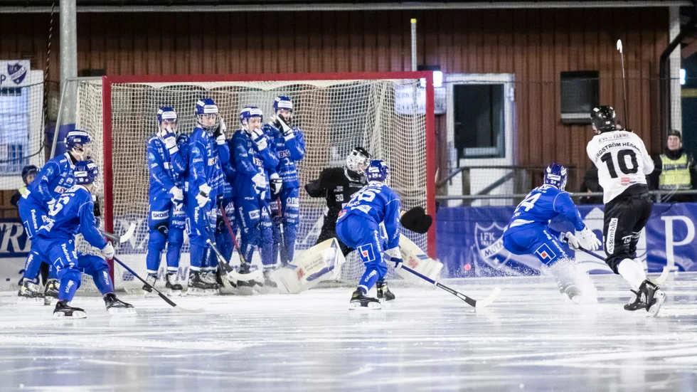 IFK Motala försvarade sig tappert i första halvlek, här på hörna där Sirius Ted Bergström Heramb, den förre IFK-spelaren, avlossar kanonen. IFK kom i underläge, men vände i sitt gula hemmaljus och tog en ny seger på en hemmaborg som är speciell, vilket är en möjlighet i elitserien.