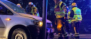 Larm om trafikolycka i Vimmerby – bil har kört in i stolpe • En person förd till sjukhus
