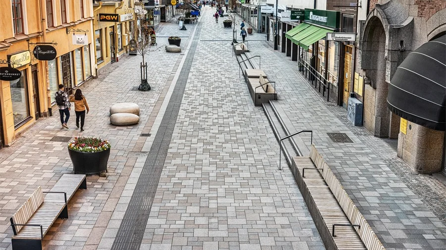 Gågatan söder om Stora Torget har ett nytt utseende sedan i fjol.