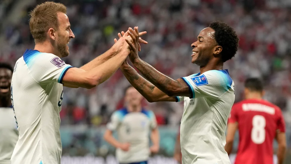 Raheem Sterling, höger, återansluter till den engelska VM-truppen.