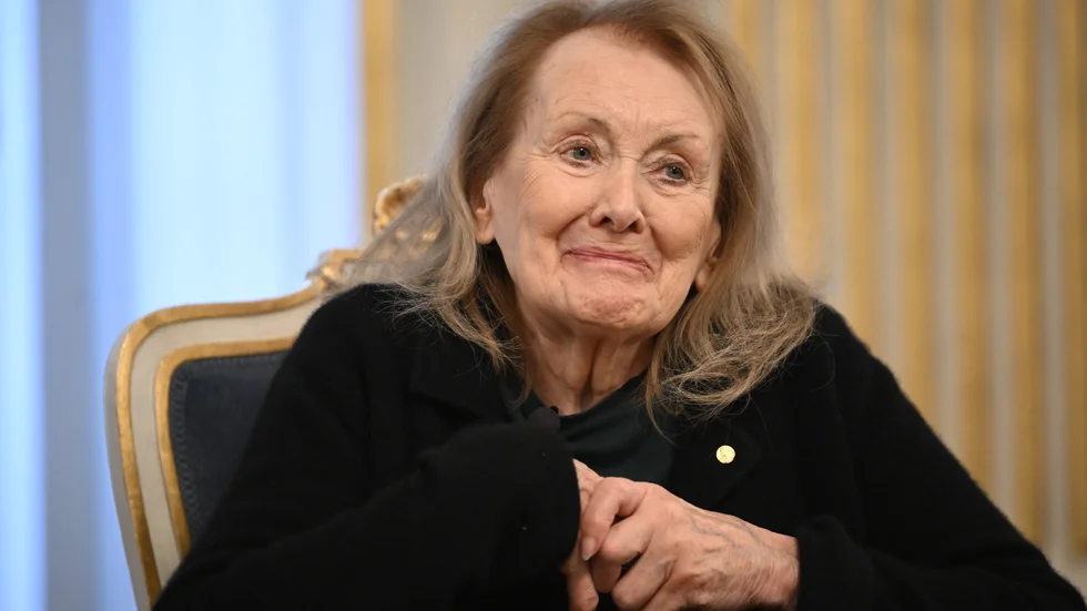 "Det är inte min uppgift att förstå varför men mitt skrivande har aldrig varit väl emottaget hos extremhögern", säger Nobelpristagaren i litteratur, Annie Ernaux under en presskonferens i Börssalen.