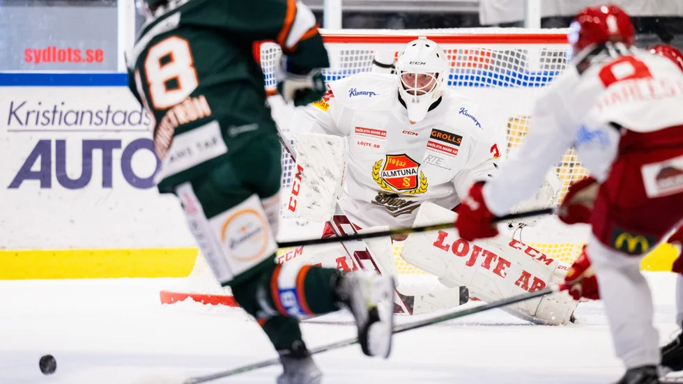 Viktor Andrén har vaktat Almtunas mål den senaste matcherna. Gör han det även mot Kristianstad på onsdag kväll. Här en bild från när lagen möttes tidigre på säsongen.