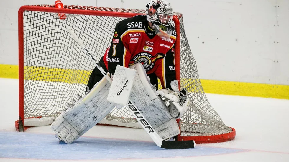 Daniel Larsson står i mål när Luleå Hockey tar emot Brynäs IF i Coop Norrbotten arena under lördagskvällen.