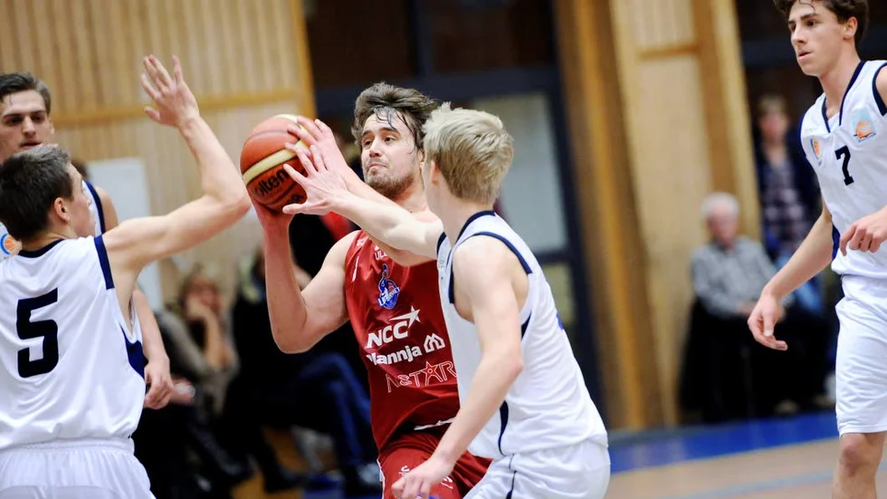 Erik Edin (röd tröja) är muntligt överens om spel med LF Basket den kommande säsongen.
