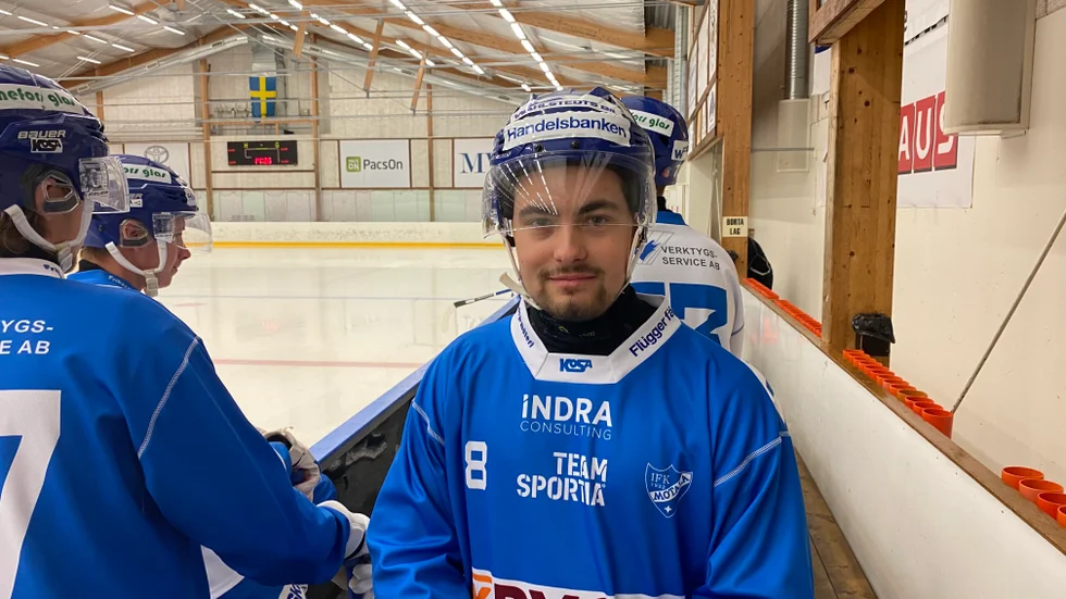 Albin Bjerkegren fick inte vara kvar i Sandvikens AIK. Nu har han kommit tillbaka och spelar fulltid i IFK Motala, som möter Saik borta på tisdagen. "Klart jag vill visa att de gjorde fel", säger Albin inför elitseriematchen.