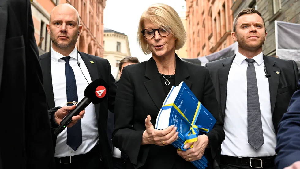 Finansminister Elisabeth Svantesson (M) går den traditionella budgetpromenaden till riksdagen.