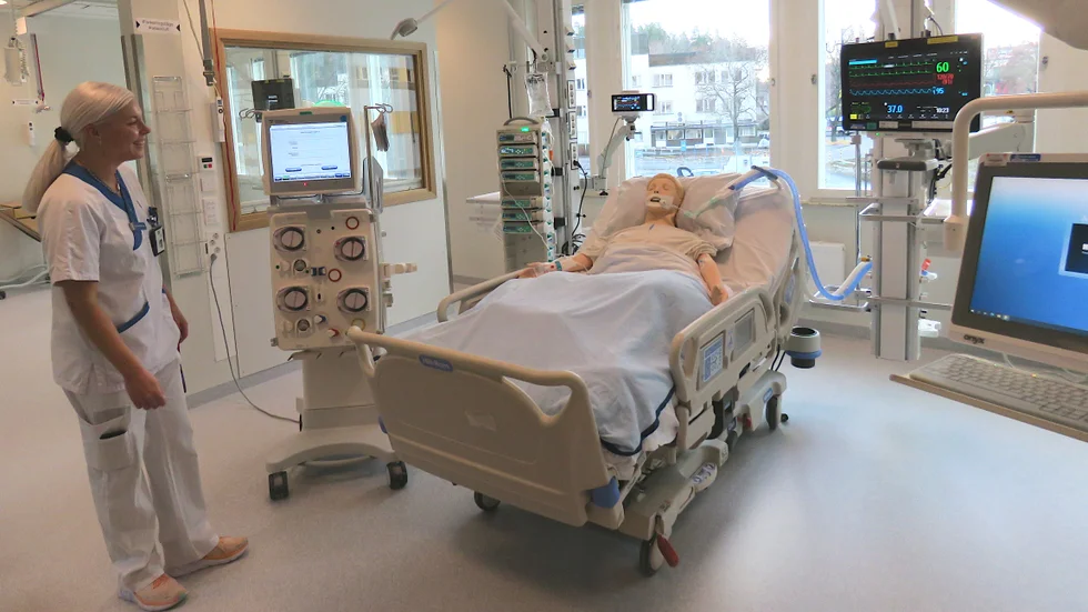 De nyrenoverade lokalerna för intensivvård invigdes på onsdagen. Anna Allenbratt visade en vårdplats där man lagt en docka som patient.