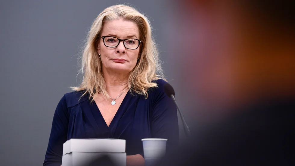 Skolminister Lotta Edholm (L) vill se en timmes mer undervisning i svenska och matte per skoldag i lågstadiet. Arkivbild.