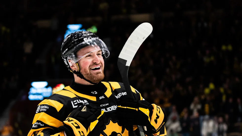 Adam Mascherin, som snabbt blev en publikfavorit i Skellefteå Kraft arena förra säsongen, är klar för en återkomst i Skellefteå AIK.