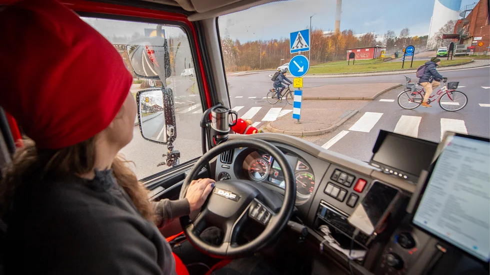 Catherine Vikman berättar att hon har sex speglar på lastbilen, men trots det finns det flera vinklar där det är svårt att se om det kommer någon. "Ibland tänker jag att det bara är en tidsfråga innan det sker en olycka", säger hon.