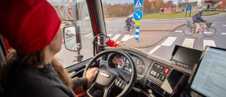 Catherine nära att köra på cyklist – med bärgare på nio ton: "Jag kör med hjärtat i halsgropen" ✓Vädjar om försiktighet