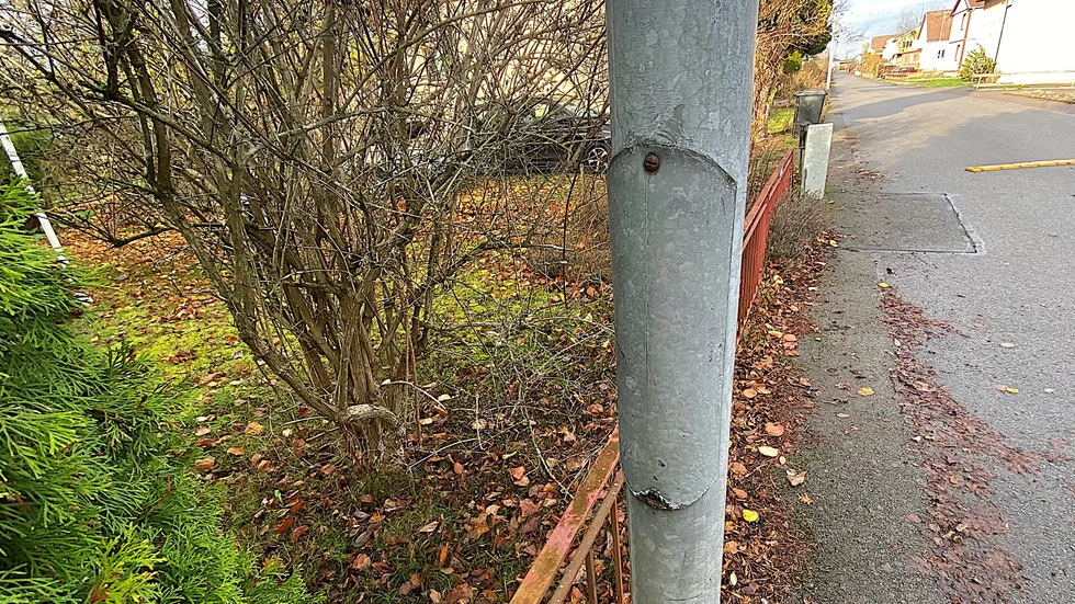 Av någon anledning har locken på lyktstolparna avlägsnats och sedan har säkringarna skruvats ur. Nu är dock de skadade stolparna reparerade och elsäkerheten återställd.