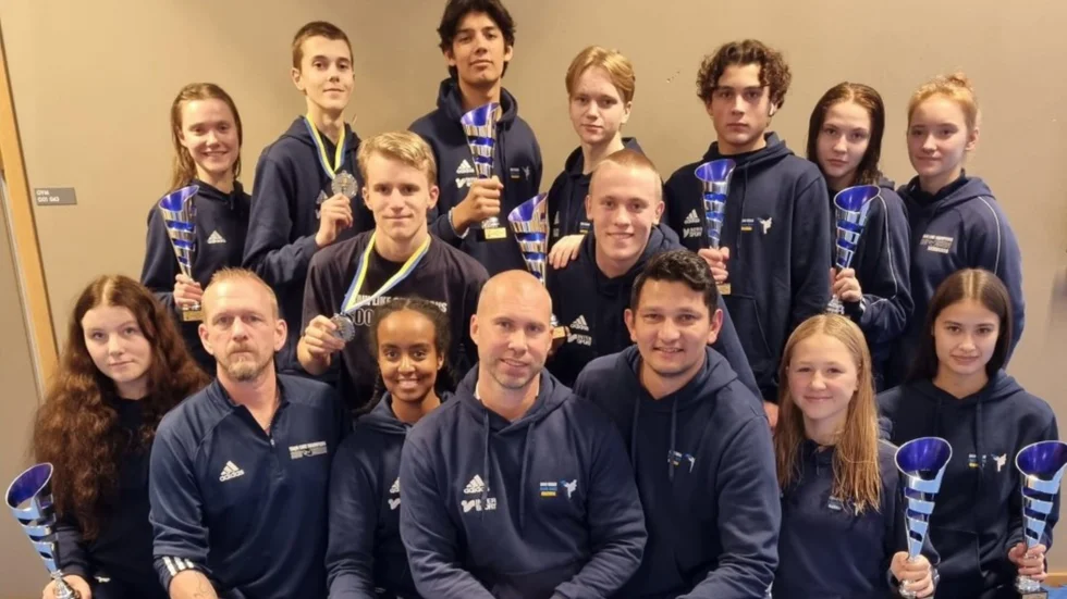 Soo Shims lag: övre raden från vänster; Frida Söderlund. Kalle Vickman, Moses Allerstrand, Hjalmar Molander, Aron Söderlund, Ebba Nyman, Ida Ståhl. Mellersta raden; Tobias Åkerblom. Albin Fältman. Sittande från vänster; Alice Sundström, Staffan Lodin coach, Djanet Beraki coach, Niklas Andersson coach, Marck Gabriel Hansen, head of team, Sanna Ekman, Indra Bodén.
