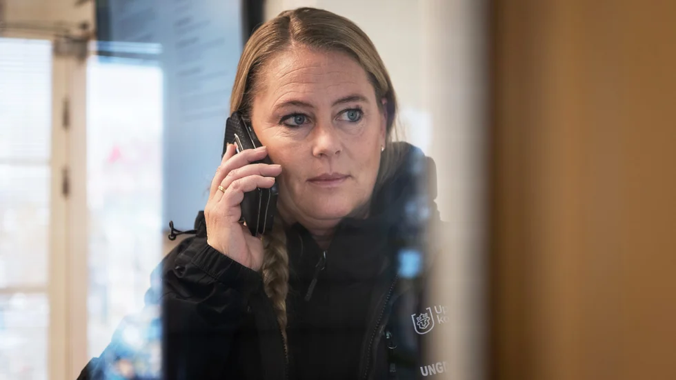 Ungdomsjouren rör sig utomhus i miljöer där barn och ungdomar hänger, vilket gör att de kan snappa upp tecken på exempelvis narkotikabruk. Hilde Wiberg, verksamhetschef på Uppsala ungdomsjour, berättar att man stött på både tomma torrschampoflaskor, vapes och godis som innehåller cannabis.