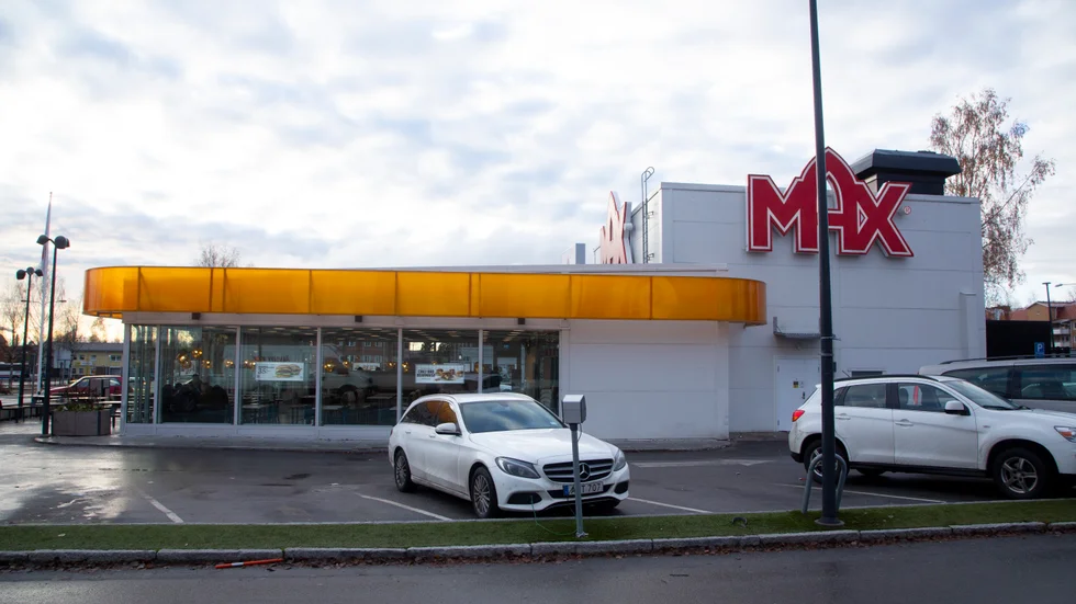 Det var på söndagseftermiddagen som några tonårspojkar placerade en flaskbomb inne på toaletten på Max. "Det kunde ha gått riktigt illa", säger en pappa som var där med sin fru och små barn. 