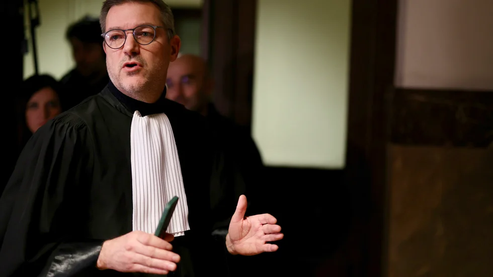 Laurent Kennes, advokat för den mutanklagade förre EU-parlamentsledamoten Pier Antonio Panzeri, talar med belgiska journalister i Bryssel under tisdagen.