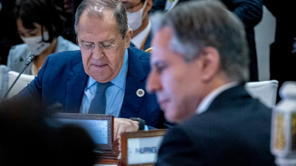 Rysslands utrikesminister Sergej Lavrov och USA:s utrikesminister Antony Blinken vid ett möte i Kambodja i augusti. Arkivbild.