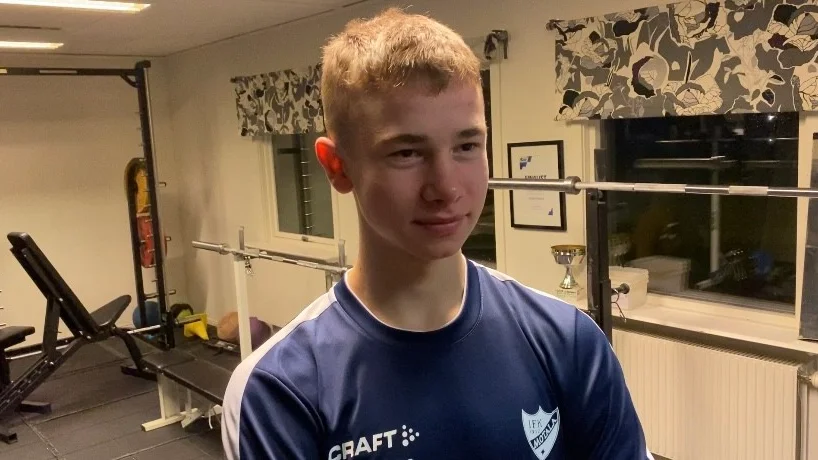 IFK Motalas 15-årige Vigor Malmberg kom in och sköt hörna och var nära att avgöra mot Frillesås. Sedan blev det också seger i regnmatchen.