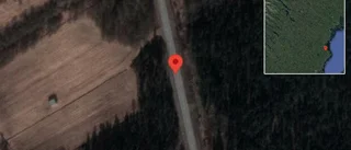 Brinnande fordon stoppar trafiken på väg 774