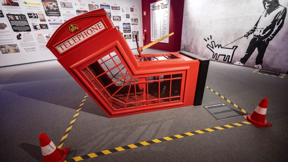 Verket "Death of a phone booth" visas på "The mystery of Banksy – a genius mind" i Malmö. Arkivbild.