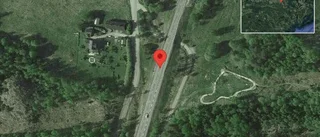 En personbil i olycka på väg 55