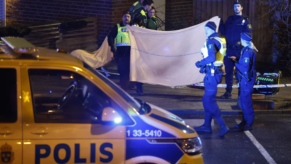 En man anträffades livlös i Huvudsta centrum efter ett larm om en skottlossning.
