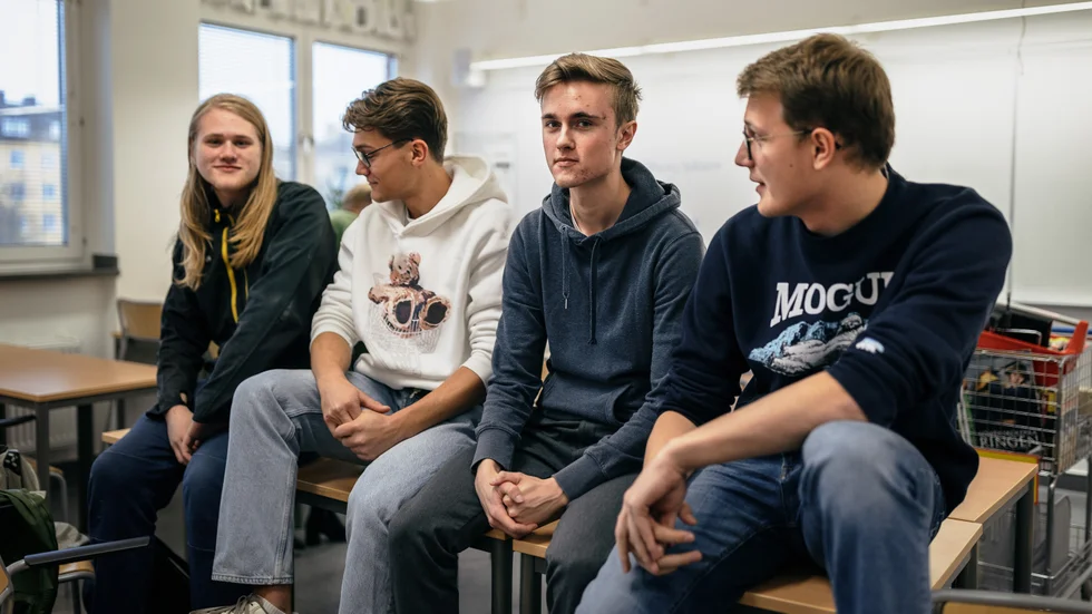 Alexander Wiklund, Pelle Lindvall, Erik Byström och Måns Ehrengren går sista året på gymnasiet och betygen är viktiga för nästa steg efter studenten. "Kanske att detta kommer höja medelbetyget ett litet steg" säger Måns om den nya betygsättningen.