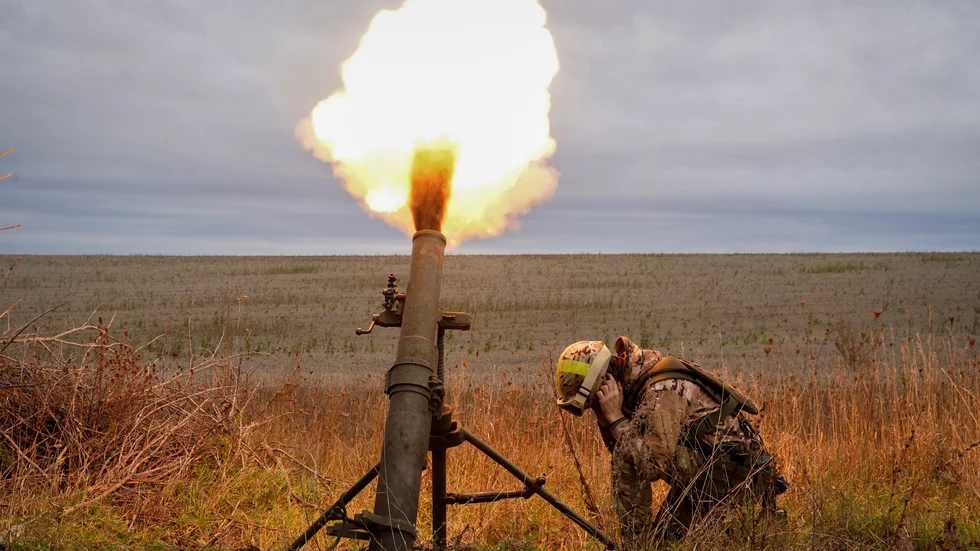 Ukrainska soldater avfyrar en granatkastare mot ryska positioner nära Charkiv den 25 oktober.