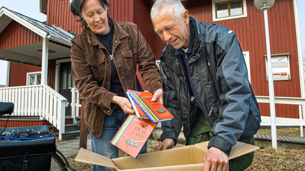 Birgit Andersson, medarbetare på förlaget, och Göran Lundin, som driver Ord&visor, tillsammans på en bild som är några år gammal. Skellefteåförlaget firar 30 år i år.