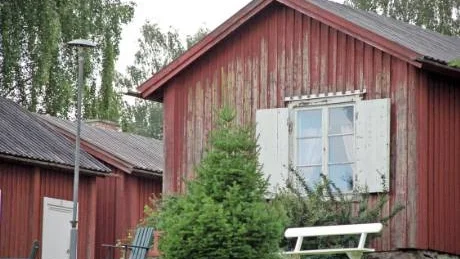 KRÄVER UPPRUSTNING. Kyrkstugorna i Boden är i behov av upprustning. Hela området måste fräschas upp och därför vill stiftelsen Kyrkkläppen att huvudintressenterna kommunen och kyrkan finansierar upprustningen som beräknas kosta närmare 2,5 miljoner kronor.