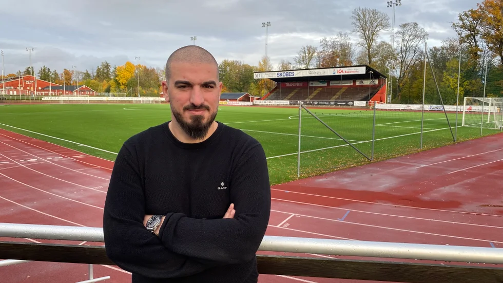 Elias Hanna, klubbchef i Motala AIF:s fotbollsklubb, reagerar på att Platengymnasiet lägger ned de lokala idrottsprogrammen. "Viktig grej för Motalafotbollen", säger han.