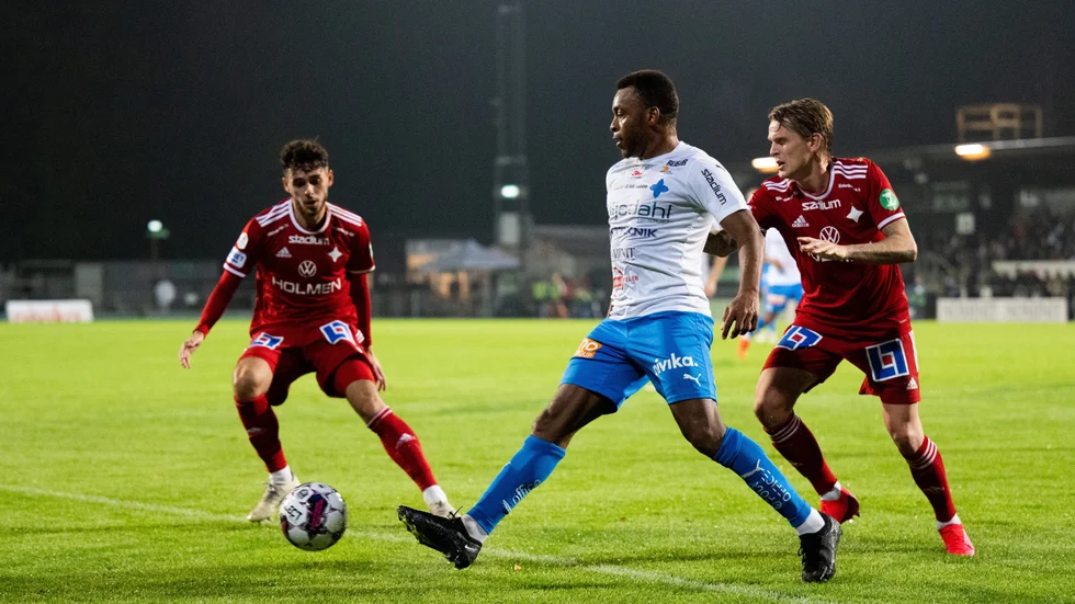 Ari Skulason och Laorent Shabani jagar mot Värnamo.