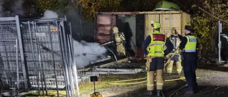 Containrar, bilar och sopmaskin i brand