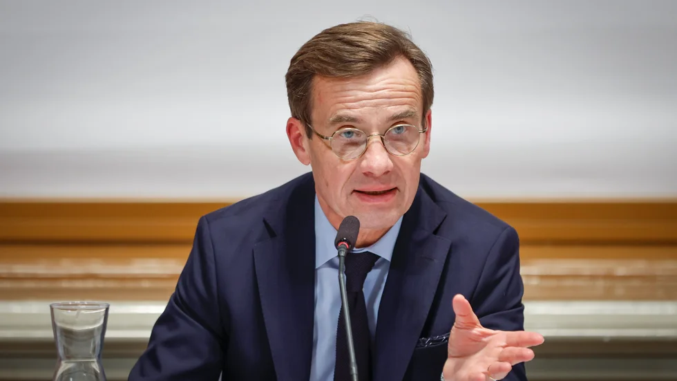 Statsminister Ulf Kristersson (M) kritiseras av de båd debattörerna. 