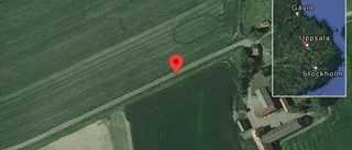 En personbil i singelolycka på väg 633