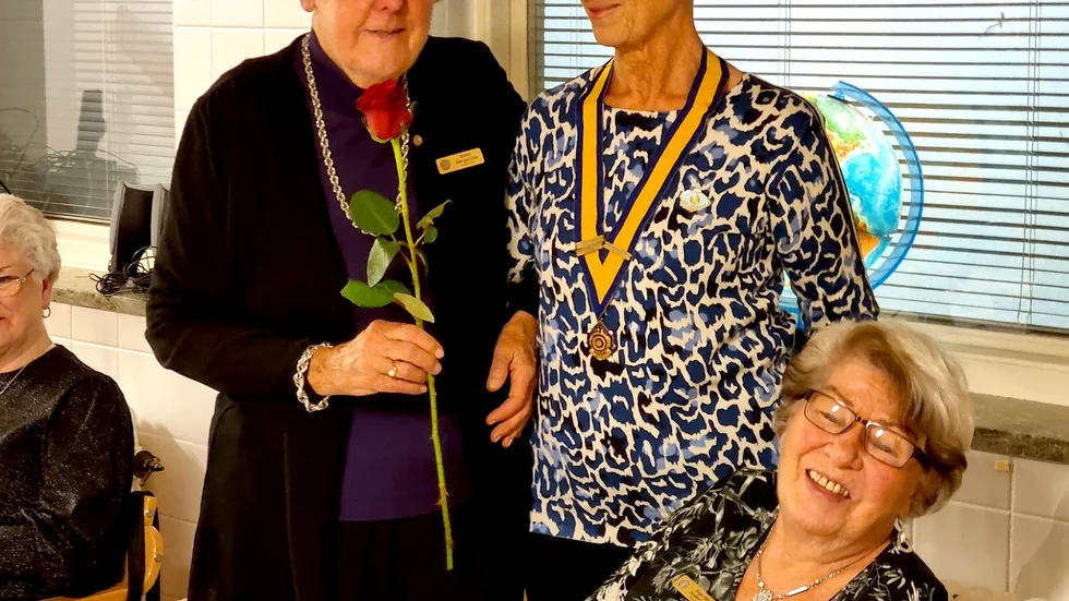 Pia Elmgren uppvaktade Bojan Bergström som fyllt jämna år. 