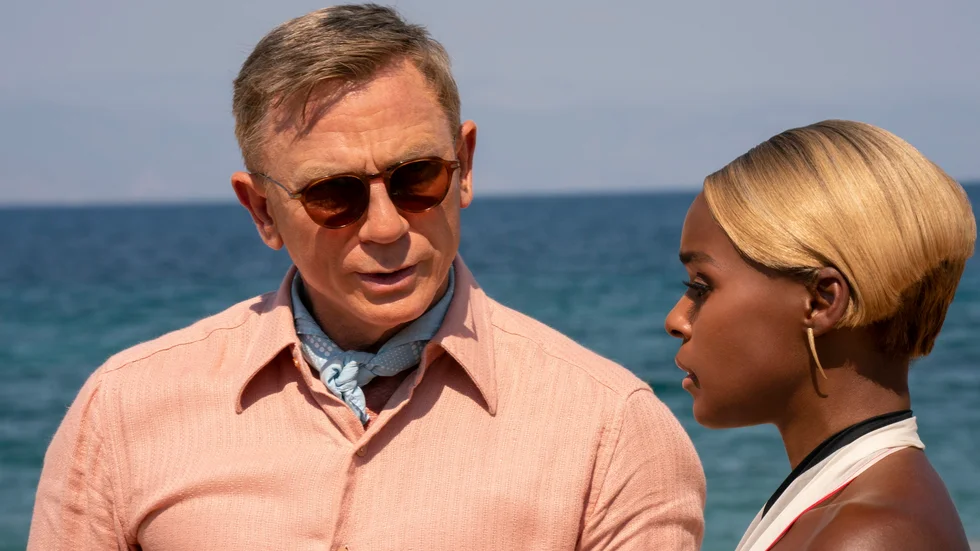 Daniel Craig och Janelle Monáe i "Glass onion: A knives out mystery" på Netflix. Pressbild.