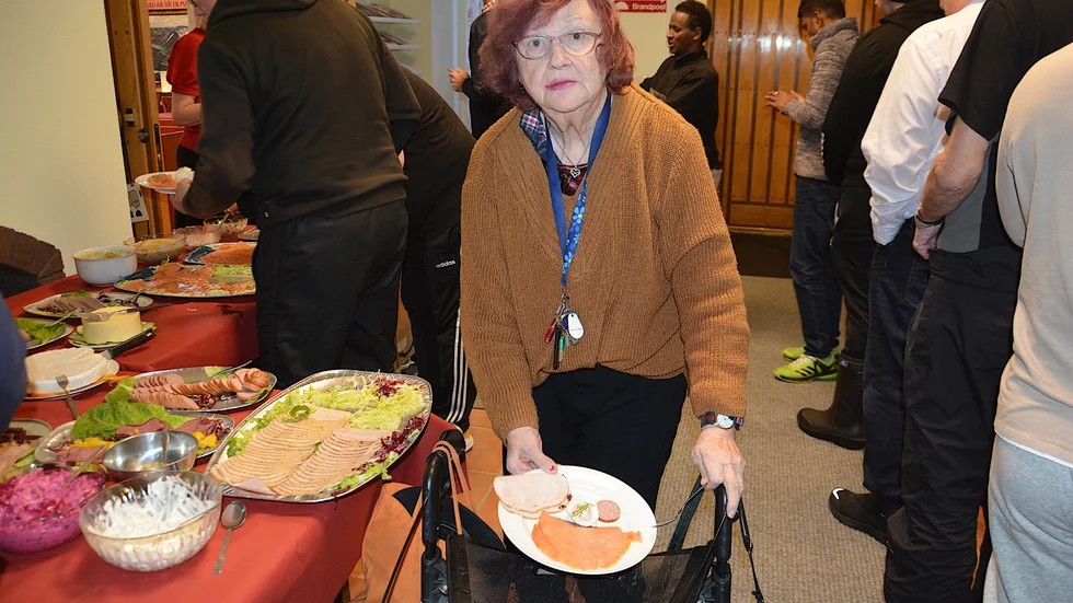 Liliann Nilsson, som bor på Sveafältet får sig en jultallrik. " Köttbullar och skinka är gott. Det är så fin gemenskap här."