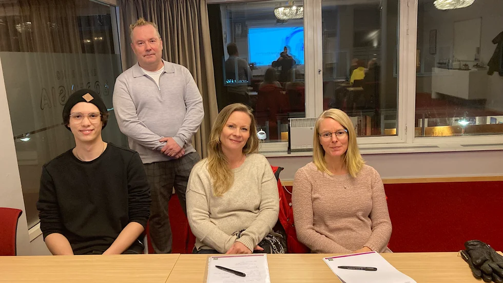 Owe Johansson, kursledare, tillsammans med blivande nya företagare. På bildens syns Kevin Karlsson, Linda Andersson och Hilda Wilke. "Jag tycker kursen är bra", säger Kevin Karlsson.